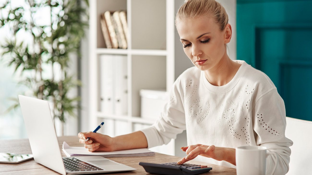 concentrated-woman-budgeting-at-office-RVS7TEP