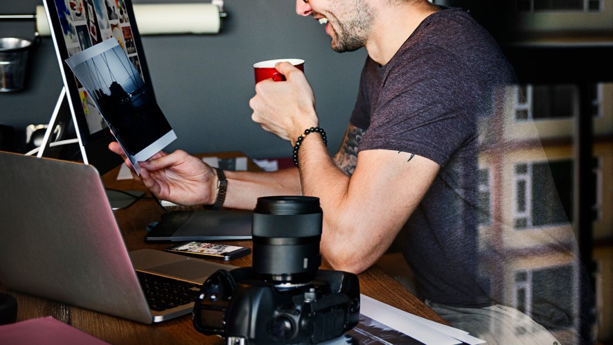 photographer-journalist-working-studion-agency-PWTYFR5